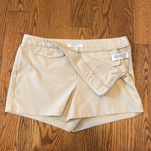 FOREVER 21 Woven Shorts (in Cream - Size M) - Picture 4 of 5